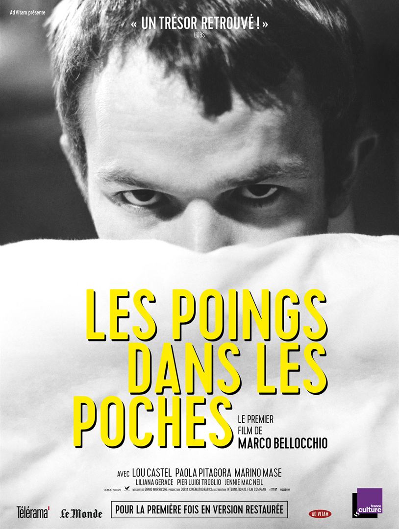 Affiche les poings dans les poches